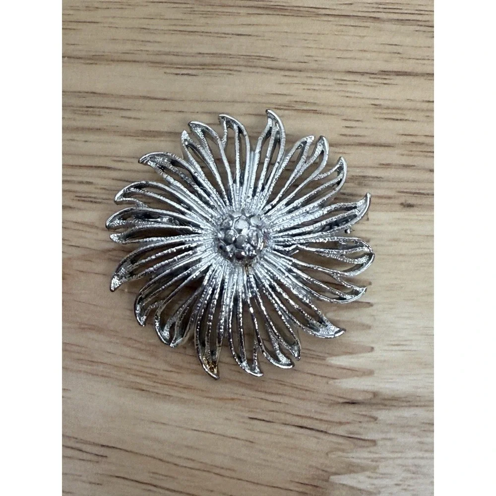 Vintage Silver Tone Flower Brooch Pin Daisy 2‎ Inches
